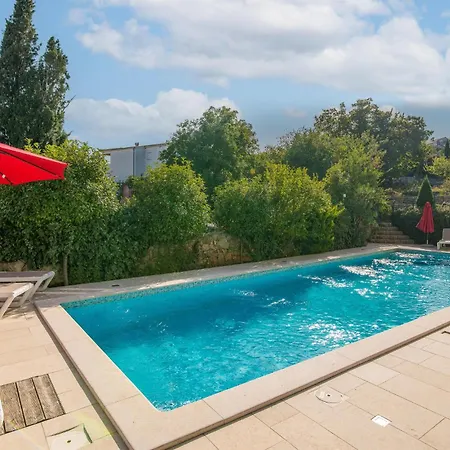 Gorgeous Apartment In Salatici