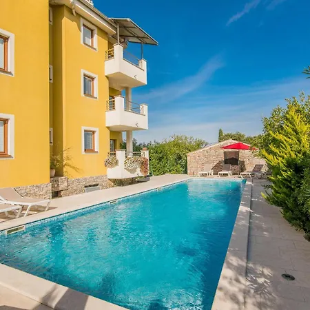 Gorgeous Apartment In Salatici